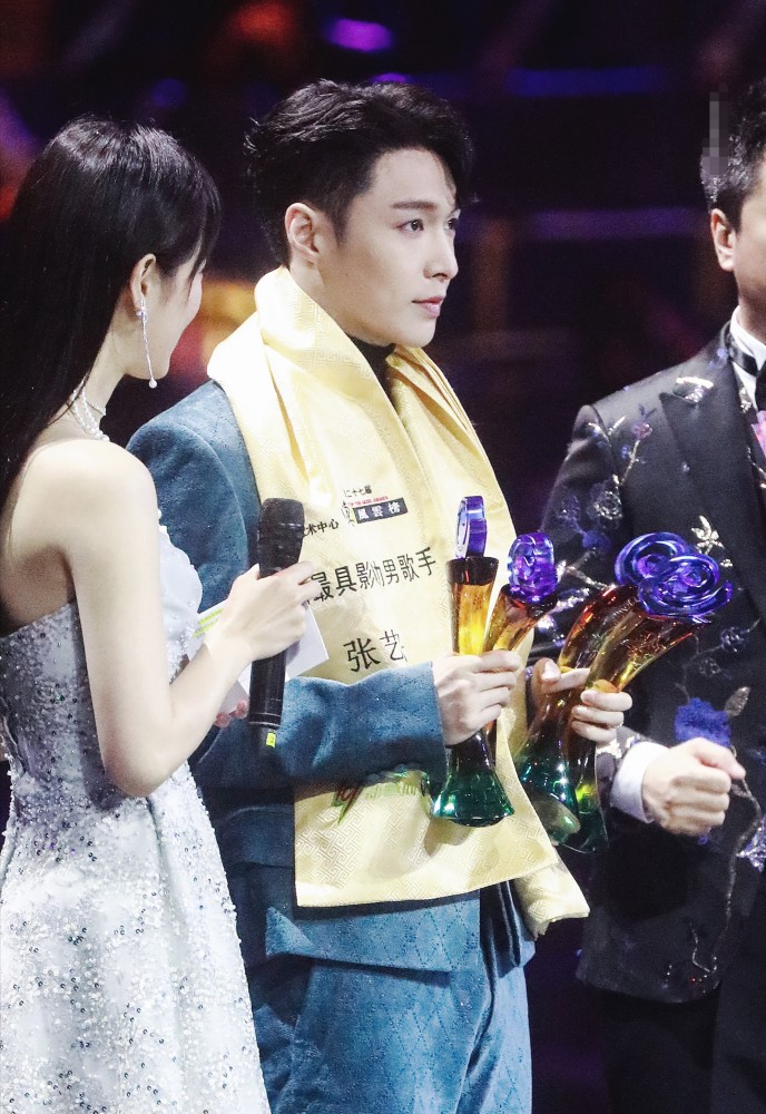 张艺兴|张艺兴连拿4个奖，比顶流蔡徐坤拿的还多，已成实力派音乐人