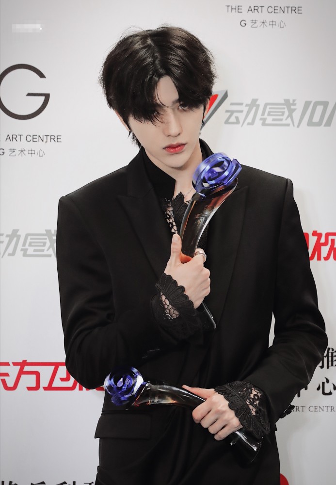 张艺兴|张艺兴连拿4个奖，比顶流蔡徐坤拿的还多，已成实力派音乐人