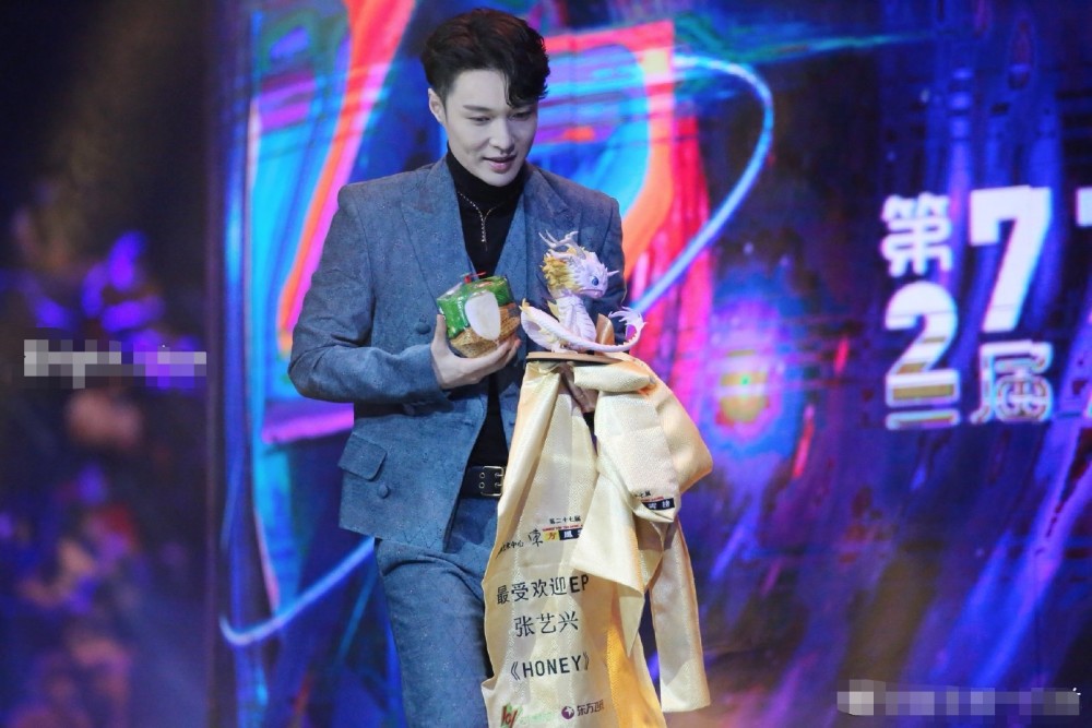 张艺兴|张艺兴连拿4个奖，比顶流蔡徐坤拿的还多，已成实力派音乐人