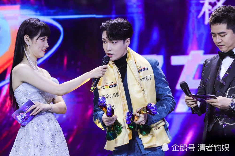 张艺兴|实至名归！张艺兴连拿4个奖，还意外收获了一个椰子，莲舞台炸裂