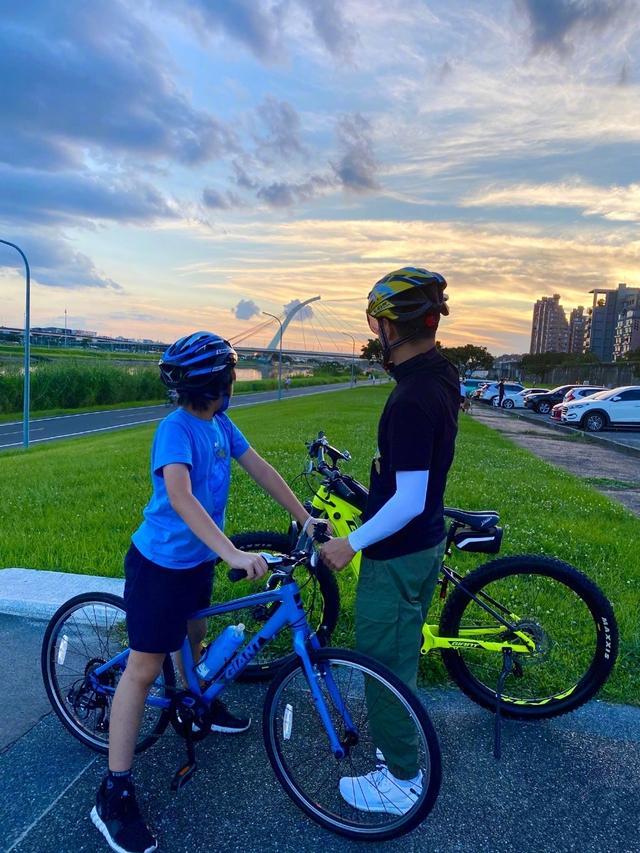 林志颖|林志颖晒最新美照，和儿子骑单车外出游玩，父子同框如复制粘贴
