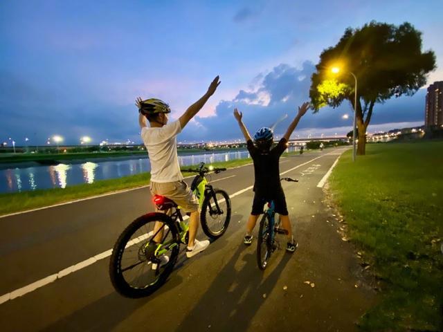 林志颖|林志颖晒最新美照，和儿子骑单车外出游玩，父子同框如复制粘贴