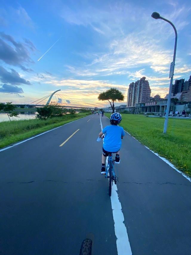 林志颖|林志颖晒最新美照，和儿子骑单车外出游玩，父子同框如复制粘贴