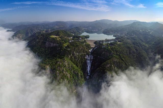 浙江，中国最高的瀑布"，被切断了60年，现在正以其雄伟的回归再次射出。