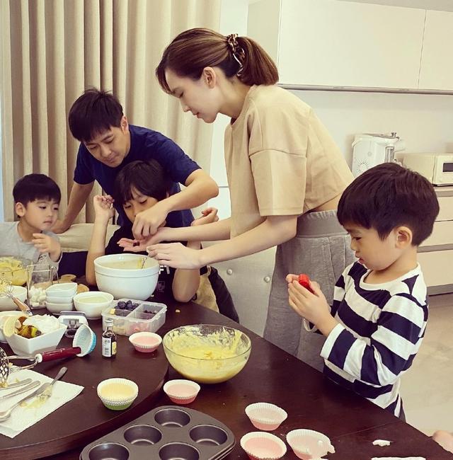 林志颖|林志颖晒最新美照，和儿子骑单车外出游玩，父子同框如复制粘贴