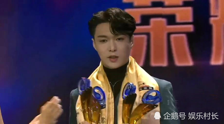 蔡徐坤|东方风云榜张艺兴连拿4个奖，王源被夸可爱回应有趣，蔡徐坤舞台飞吻迷人