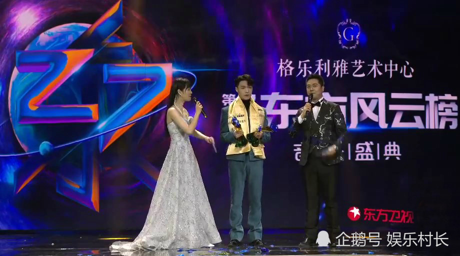 蔡徐坤|东方风云榜张艺兴连拿4个奖，王源被夸可爱回应有趣，蔡徐坤舞台飞吻迷人
