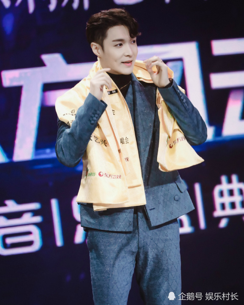 蔡徐坤|东方风云榜张艺兴连拿4个奖，王源被夸可爱回应有趣，蔡徐坤舞台飞吻迷人