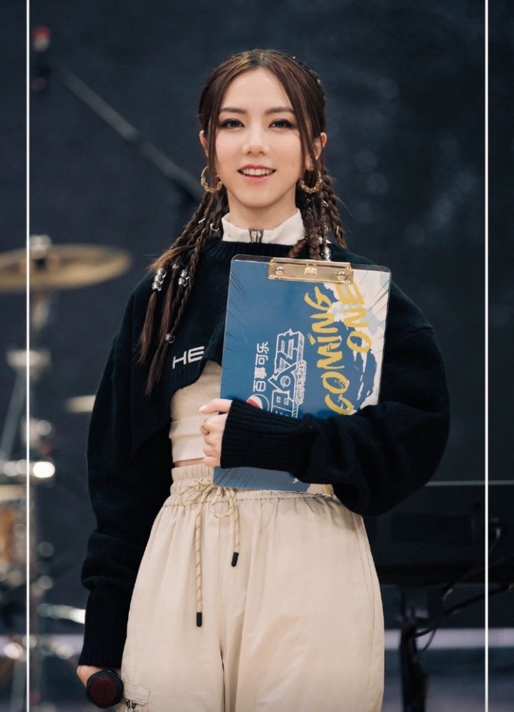 明日之子4|《明日之子4》，导师欧阳娜娜暗黑春丽造型惹众议，网友：A爆了