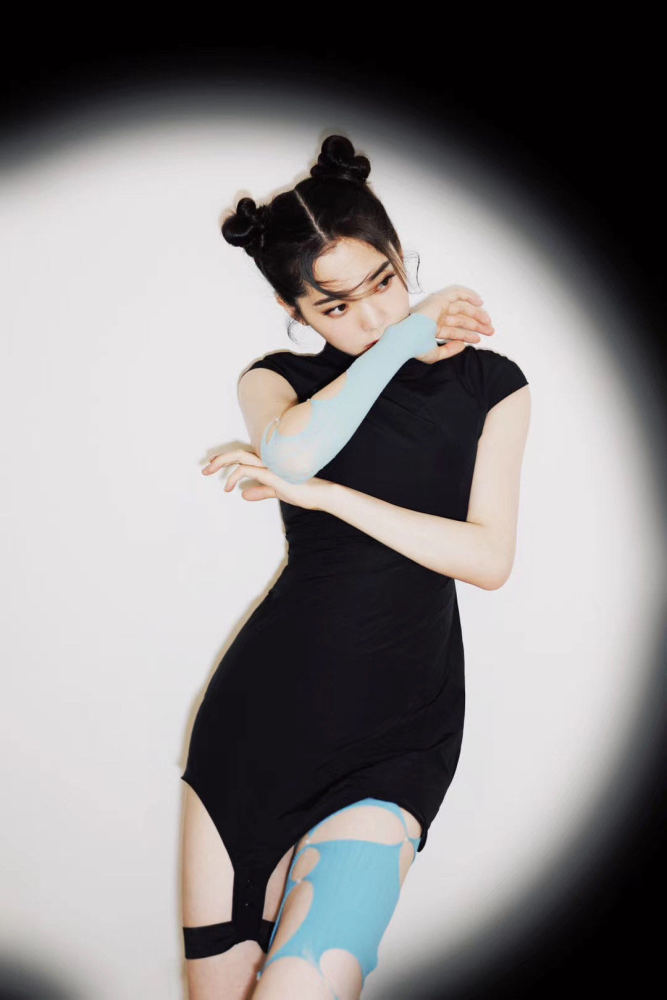 明日之子4|《明日之子4》，导师欧阳娜娜暗黑春丽造型惹众议，网友：A爆了