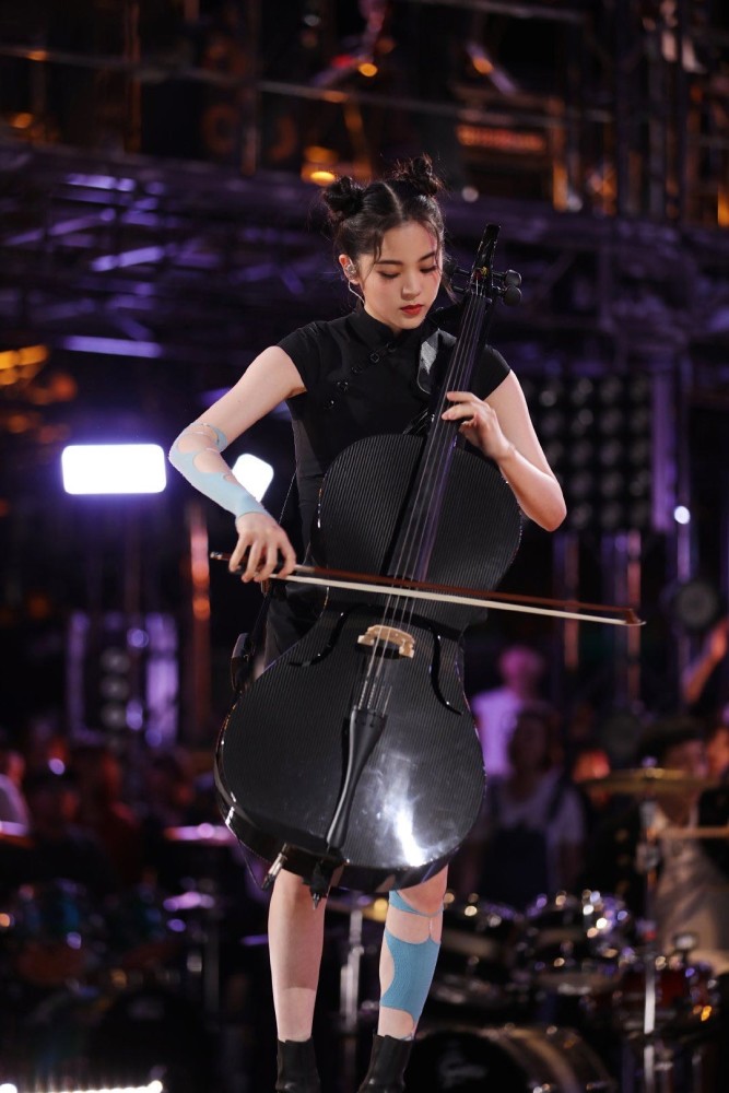 明日之子4|《明日之子4》，导师欧阳娜娜暗黑春丽造型惹众议，网友：A爆了