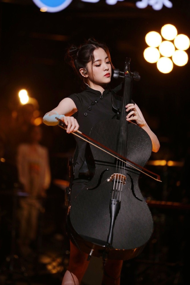 明日之子4|《明日之子4》，导师欧阳娜娜暗黑春丽造型惹众议，网友：A爆了