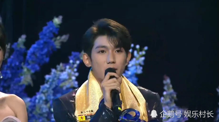 蔡徐坤|东方风云榜张艺兴连拿4个奖，王源被夸可爱回应有趣，蔡徐坤舞台飞吻迷人