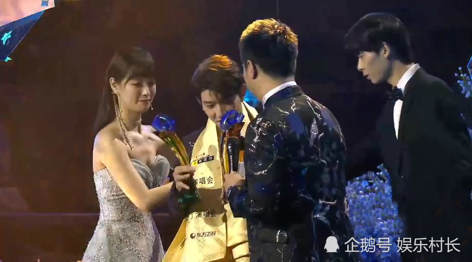 蔡徐坤|东方风云榜张艺兴连拿4个奖，王源被夸可爱回应有趣，蔡徐坤舞台飞吻迷人