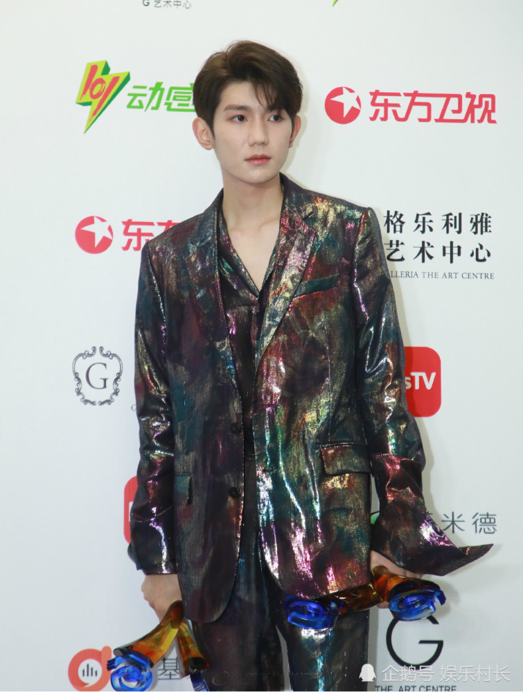 蔡徐坤|东方风云榜张艺兴连拿4个奖，王源被夸可爱回应有趣，蔡徐坤舞台飞吻迷人