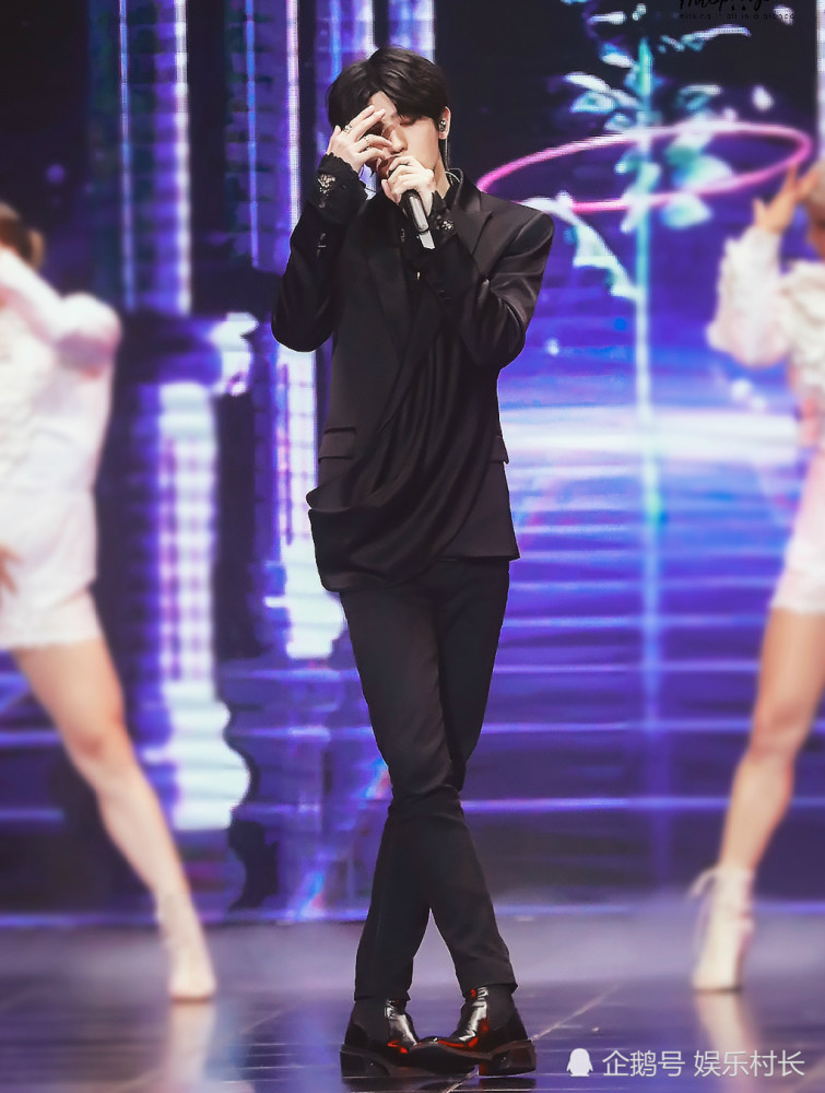 蔡徐坤|东方风云榜张艺兴连拿4个奖，王源被夸可爱回应有趣，蔡徐坤舞台飞吻迷人