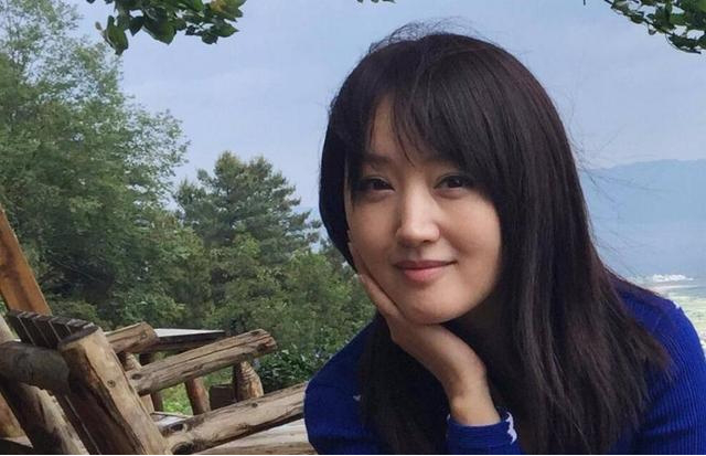 杨钰莹|49岁杨钰莹晒生活照，曾经的甜歌皇后，如今却爱上了种菜
