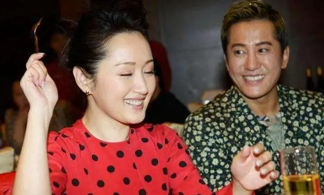 杨钰莹|49岁杨钰莹晒生活照，曾经的甜歌皇后，如今却爱上了种菜