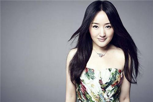 杨钰莹|49岁杨钰莹晒生活照，曾经的甜歌皇后，如今却爱上了种菜