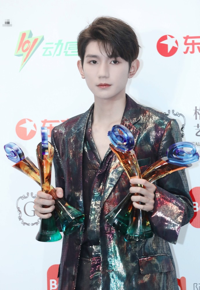 张艺兴|张艺兴连拿4个奖，比顶流蔡徐坤拿的还多，已成实力派音乐人