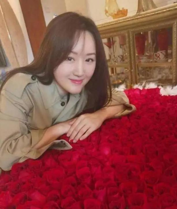 杨钰莹|49岁杨钰莹晒生活照，曾经的甜歌皇后，如今却爱上了种菜