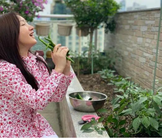 杨钰莹|49岁杨钰莹晒生活照，曾经的甜歌皇后，如今却爱上了种菜