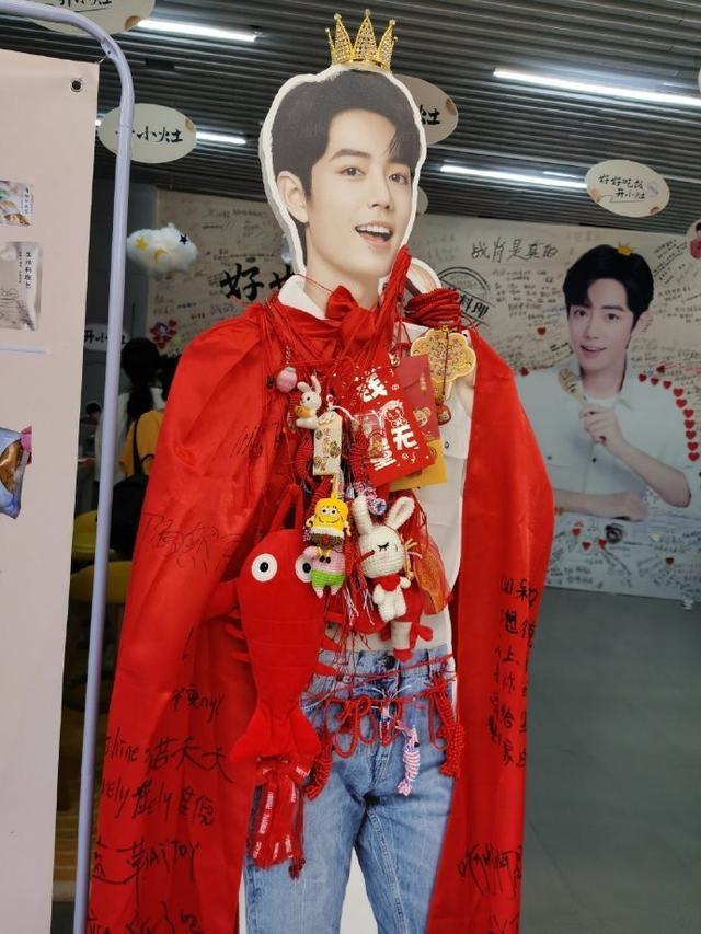 肖战|蛰伏半年，肖战为何仍能摘得双料冠军？开小灶立牌的厚度说明一切