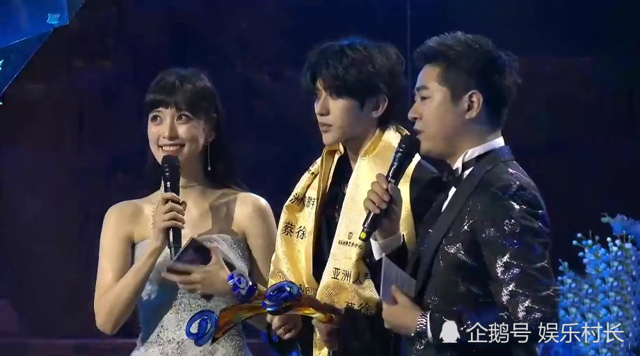 蔡徐坤|东方风云榜张艺兴连拿4个奖，王源被夸可爱回应有趣，蔡徐坤舞台飞吻迷人