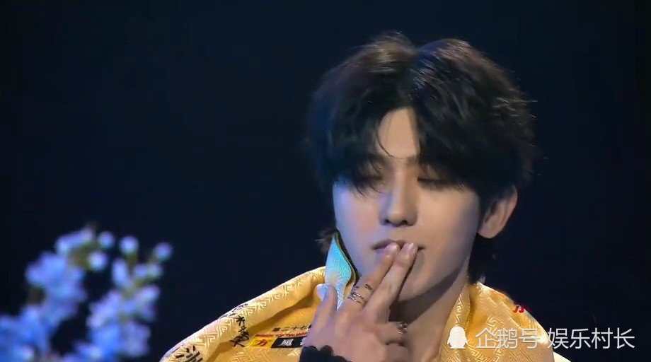 蔡徐坤|东方风云榜张艺兴连拿4个奖，王源被夸可爱回应有趣，蔡徐坤舞台飞吻迷人