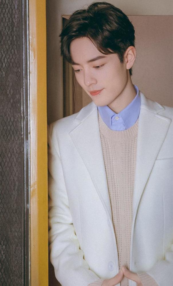 肖战|蛰伏半年，肖战为何仍能摘得双料冠军？开小灶立牌的厚度说明一切