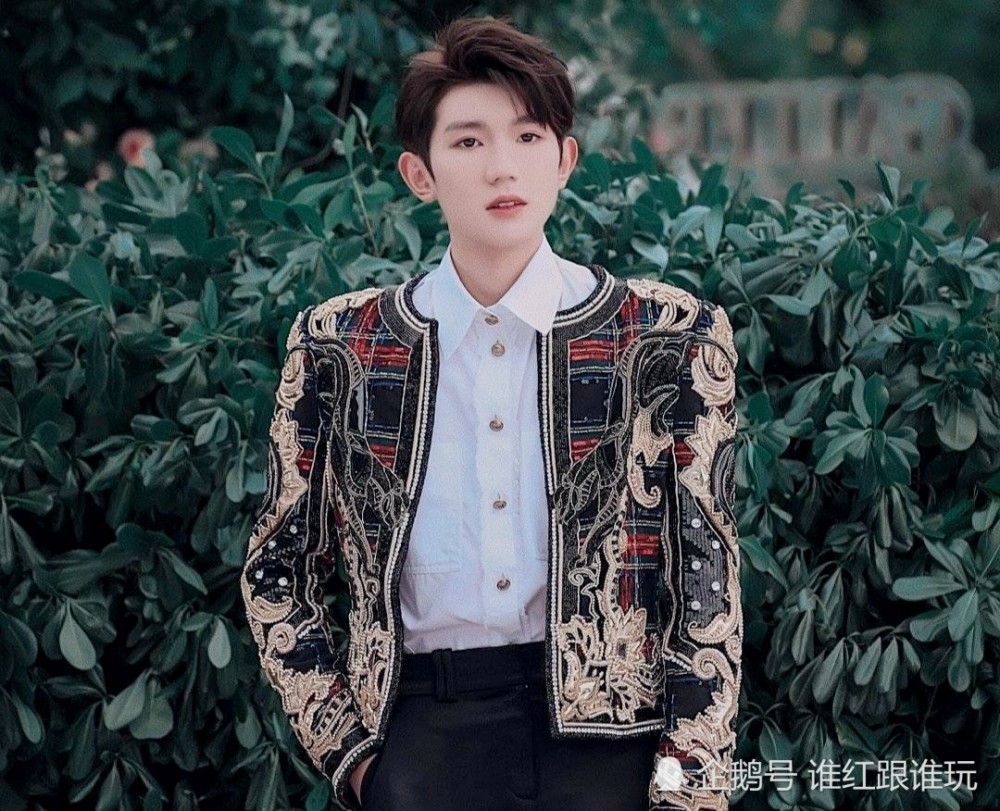 王源|演唱没结束，升降台就出意外？比王源唱功更稳的，是他的临场反应