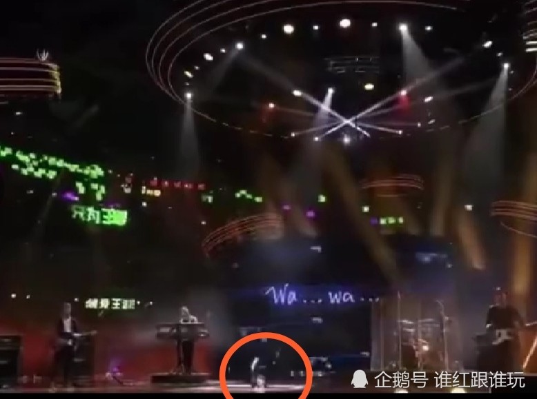 王源|演唱没结束，升降台就出意外？比王源唱功更稳的，是他的临场反应