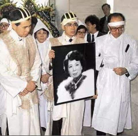 李嘉诚|多情的李嘉诚：靠原配发家后花心辜负，红颜陪伴多年却没有名分