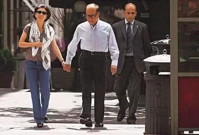 李嘉诚|多情的李嘉诚：靠原配发家后花心辜负，红颜陪伴多年却没有名分