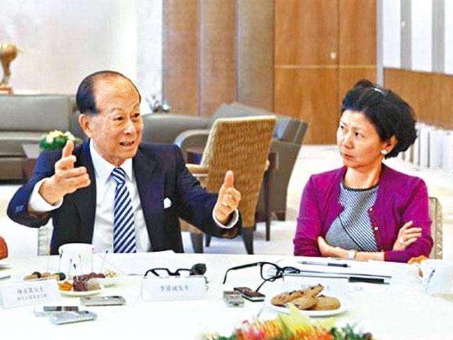 李嘉诚|多情的李嘉诚：靠原配发家后花心辜负，红颜陪伴多年却没有名分