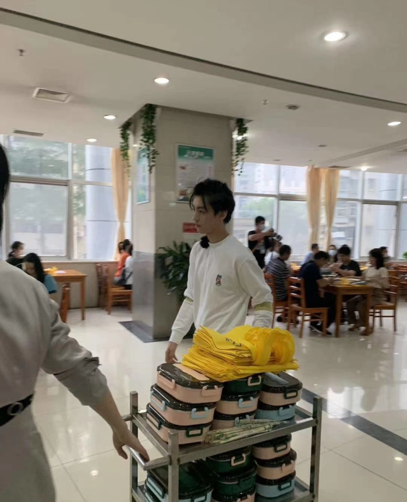 中餐厅4|《中餐厅4》王俊凯怼赵丽颖粉丝：你是她的铁粉却认不出她？好皮