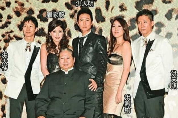 洪金宝|洪金宝36岁女儿至今未嫁，当网友看到照片后才明白，这谁敢娶？