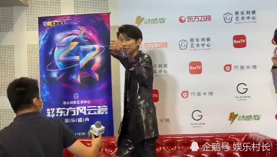 蔡徐坤|东方风云榜张艺兴连拿4个奖，王源被夸可爱回应有趣，蔡徐坤舞台飞吻迷人