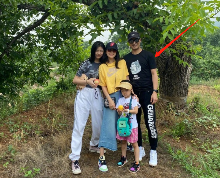 汪峰|汪峰骑三轮车翻车，章子怡一点不心疼留言太搞笑