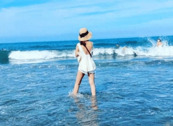 林心如|林心如晒海边游泳照，“蚂蚁腰”让人羡慕，完全不像两个孩子的妈