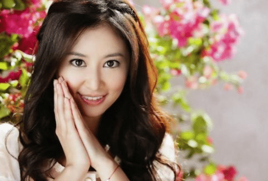 林心如|林心如晒海边游泳照，“蚂蚁腰”让人羡慕，完全不像两个孩子的妈