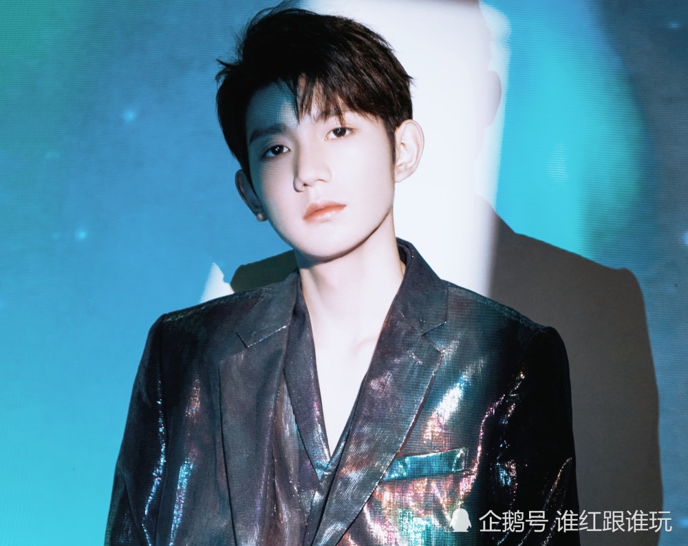 王源|演唱没结束，升降台就出意外？比王源唱功更稳的，是他的临场反应