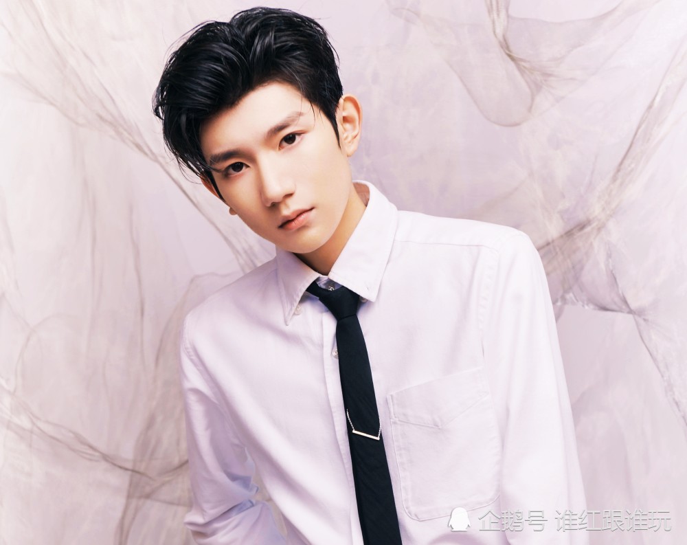 王源|演唱没结束，升降台就出意外？比王源唱功更稳的，是他的临场反应