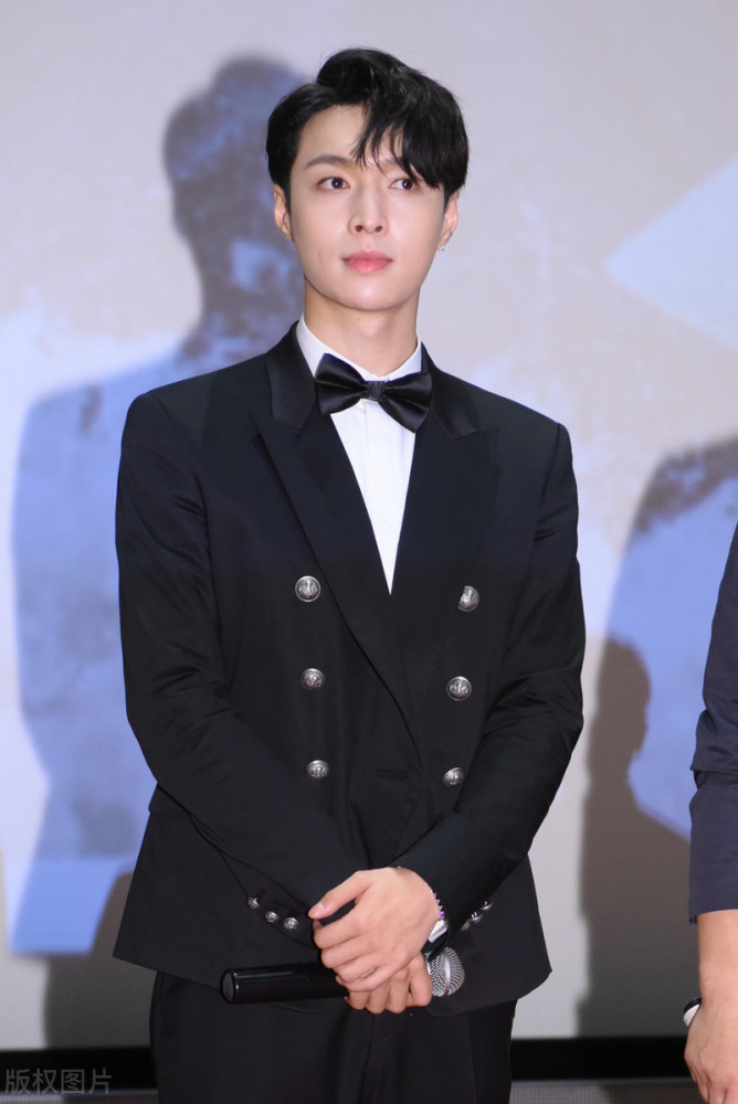 东方风云榜音乐盛典|严肃PD秒变举铁少年：东方风云榜音乐盛典，国际蜂张艺兴连拿四奖