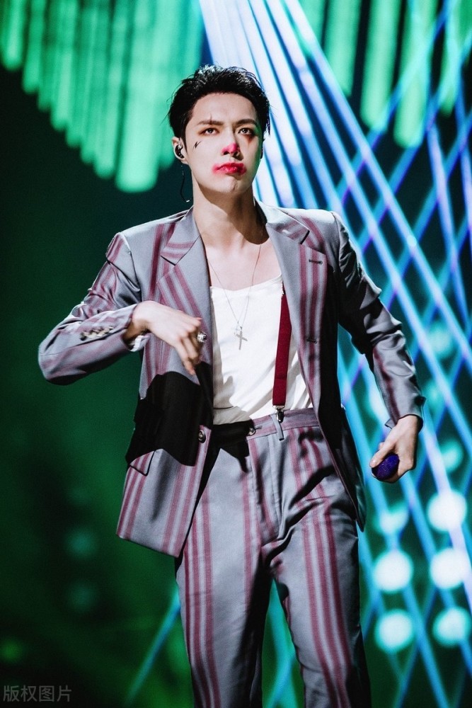 东方风云榜音乐盛典|严肃PD秒变举铁少年：东方风云榜音乐盛典，国际蜂张艺兴连拿四奖