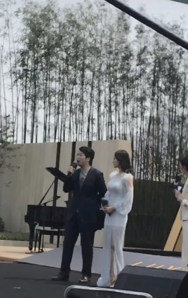 吉娜|偶遇吉娜公园内拍广告，叉腰凹造型表现力超棒，面对围观毫不怯场