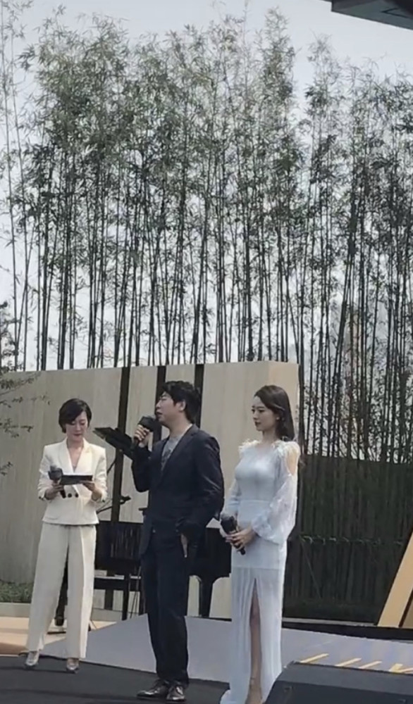 吉娜|偶遇吉娜公园内拍广告，叉腰凹造型表现力超棒，面对围观毫不怯场