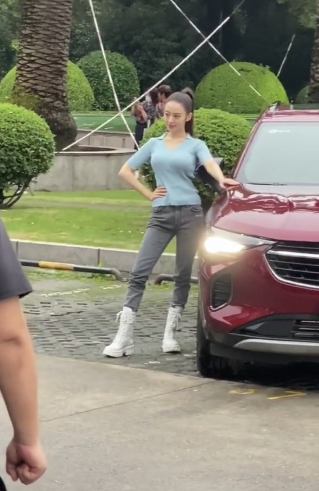 吉娜|偶遇吉娜公园内拍广告，叉腰凹造型表现力超棒，面对围观毫不怯场