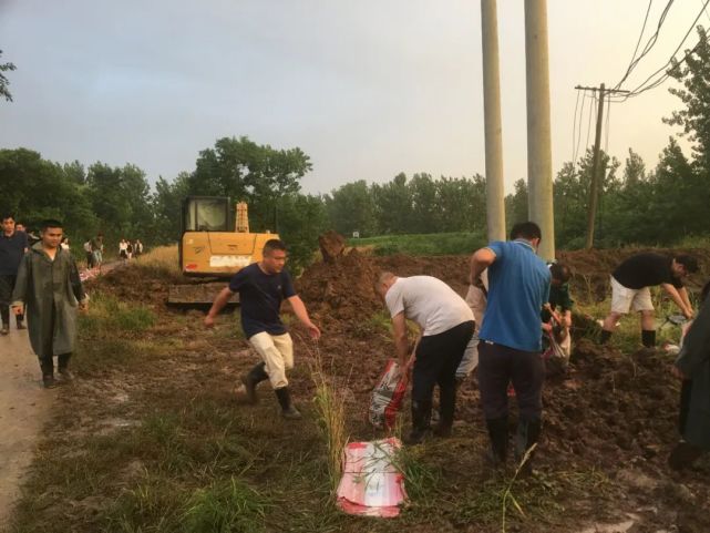 丰乐河水位涨势较快 7月19日晚7时左右开始,当地迅速集结乡镇干部