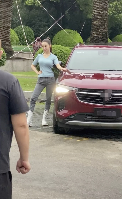 吉娜|偶遇吉娜公园内拍广告，叉腰凹造型表现力超棒，面对围观毫不怯场